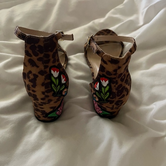 Lulu’s Leopard Sandals - Picture 3 of 4